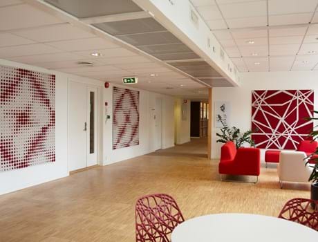 akustikmoduler i rød og hvid filt hos Tryg Oslo (5)